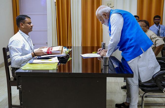 لوک سبھا الیکشن : وزیراعظم نریندر مودی نے وارانسی سے پرچہ نامزدگی داخل کیا