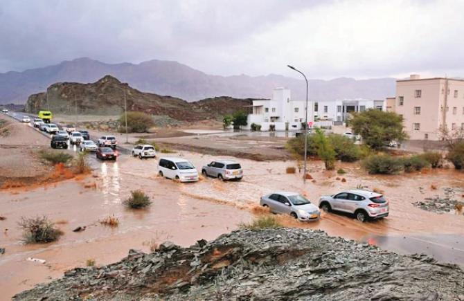 عمان کے مختلف علاقوں میں طوفانی بارش، سیلاب کا الرٹ جاری