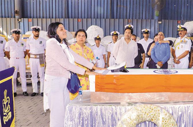 پہلگام حملے میں شہید ہوئے نیوی لیفٹیننٹ ونئے نروال کی اہلیہ ہمانشی کا اپنے شوہر کو جذباتی الوداع 