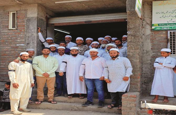 مالیگاؤں : نمازِ جمعہ میں وقف ترمیمی قانون کے خلاف سیاہ فیتہ باندھ کر احتجاج   