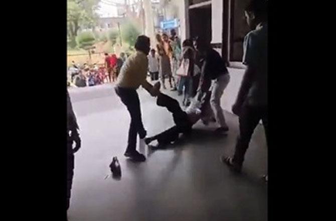 مدھیہ پردیش:سرکاری اسپتال میں کیمرے کے سامنے ڈاکٹر کی معمر فرد کے ساتھ بد سلوکی