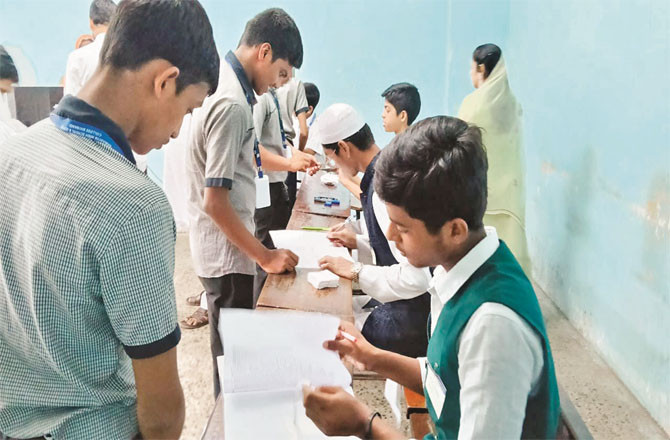 بھیونڈی : صمدیہ ہائی اسکول میں یومِ آزادی کے موقع پر جمہوری عمل کی شاندار مشق