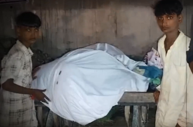 باپ کی میت ٹھیلے پرلئے آخری رسومات کیلئے دو نابالغ بھٹکتے رہے، مسلمان آگے آئے