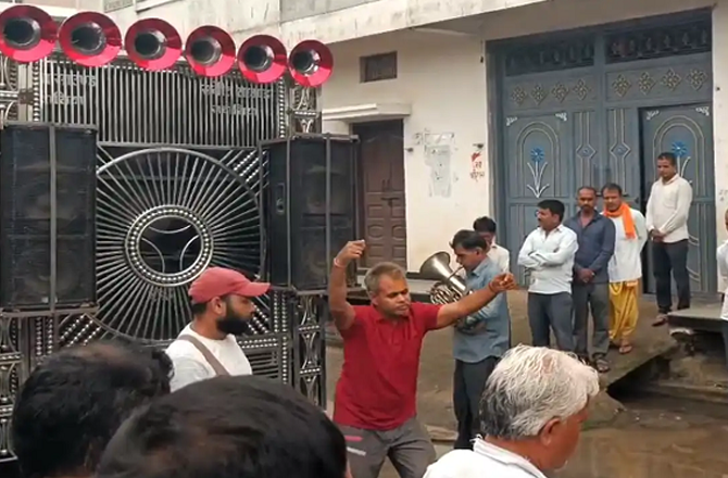 مدھیہ پردیش: دوست کا انوکھا جشنِ وداع، جنازے میں رقص کی ویڈیو وائرل