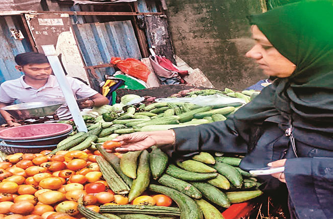  بارش میںخراب ہونے والی سبزیاں لوگ  مہنگے داموں خریدنے پر مجبور