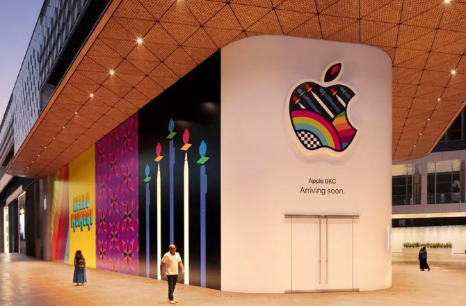 گوگل اور ایپل ورک ویزا والے ملازمین کو امریکہ چھوڑنے سے روک رہے ہیں