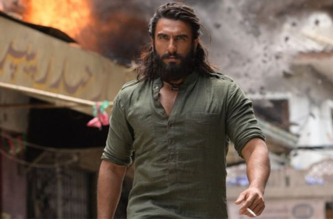 لیاری کو پاکستان سے باہر بنایا گیا تھا  اور ۵۰۰؍ لوگوں نے۲۰؍ دنوں میں ’’دُھرندھر‘‘ کا سیٹ بنایا