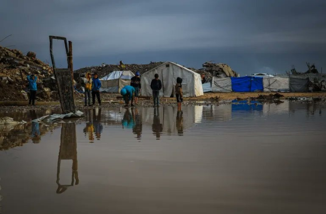 غزہ: موسلادھار بارش سے اسپتالوں کی حالت خراب، شدید سردی کے درمیان فلسطینیوں کے ہزاروں خیمے بہہ گئے