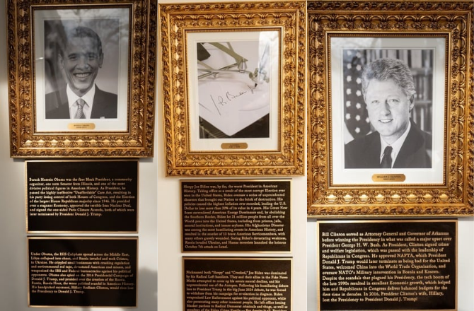 امریکہ: صدارتی واک آف فیم میں ٹرمپ نے اوبامہ، بائیڈن کی تصاویر کے نیچے تنقیدی تختیاں لگائیں