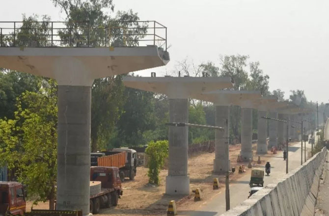 کلیان : میٹروریل کیلئے کھدائی کے سبب بڑی پائپ  لائن پھٹ گئی 