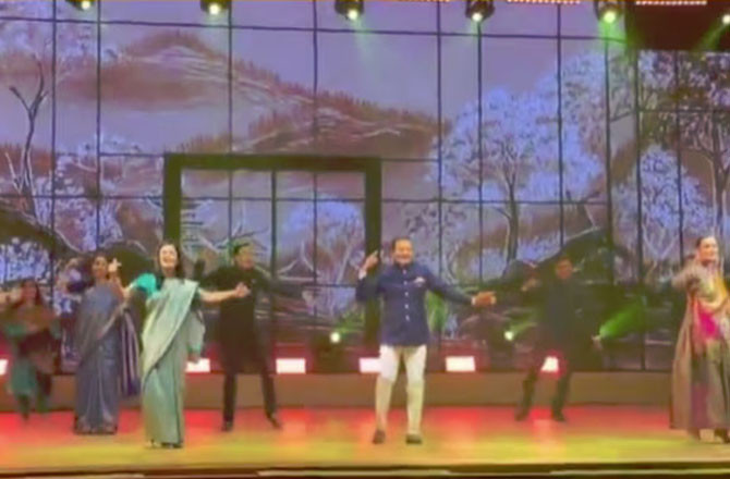 ’’دیوانگی‘‘گانے پر کنگنا رناوت، مہوا موئترا اور سپریا سولے  نے رقص کیا 