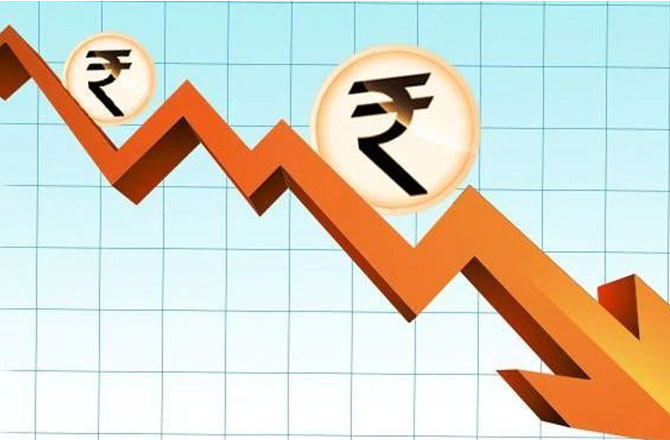   روپیہ  فی ڈالر کی نئی نچلی سطح پر، لگاتار ۵؍ویں گراوٹ 