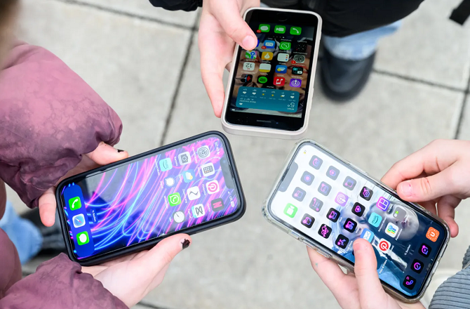 برطانیہ، سوئزرلینڈ میں بھی ۱۶؍ سال سے کم عمر بچوں کے سوشل میڈیا پر پابندی زیرغور