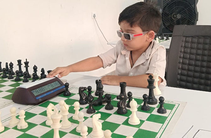 ساگر کے سروگیہ سنگھ نے شطرنج کی دنیا میں ہلچل مچا دی،  شطرنج کے سب سے کم عمر ماسٹر بن گئے