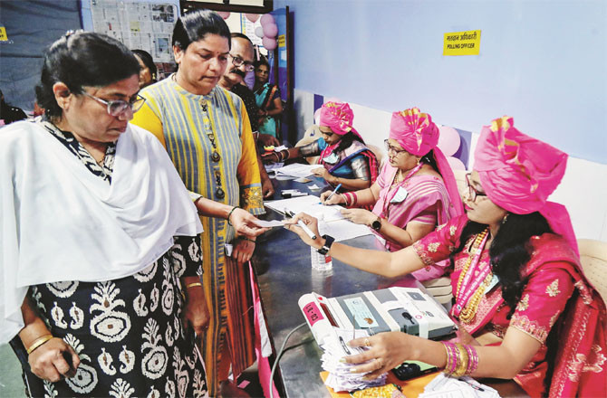 متعدد مقامات پر ای وی ایم بند ہوجانے کی وجہ سے پولنگ میں خلل