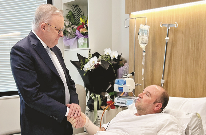 آسٹریلوی وزیراعظم کی اسپتال پہنچ کراحمد الاحمد سے ملاقات، لوگوں کی جان بچانے پر حقیقی ہیرو قراردیا