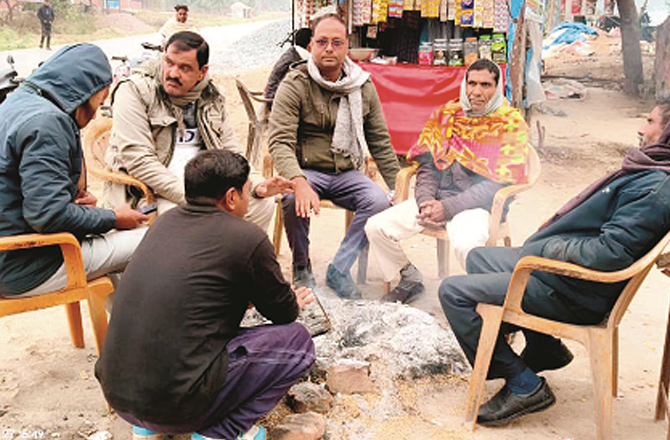 دسمبر کی سردی میں زندگی کی تمام تر رونقیں الائو کے پا س جمع ہو جاتی ہیں 