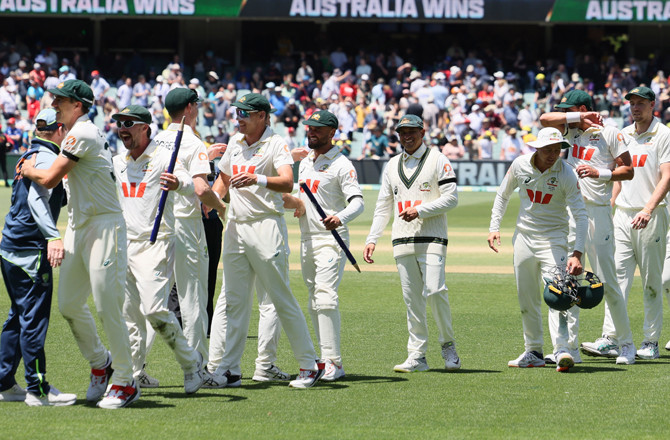 آسٹریلیا نے انگلینڈ کو ایڈیلیڈ ٹیسٹ میں ۸۲؍ رنز سے ہرا کر ایشیز سیریز جیت لی