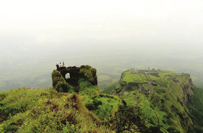 اوچِت گڑھ: کوکن کی وادیوں میں چھپا ہوا ایک قدیم قلعہ