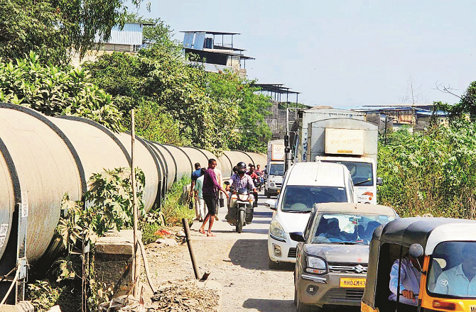 بھیونڈی : ہائیٹ بیریئر نہ ہونےسے ٹریفک جام اور پائپ لائن کو خطرہ