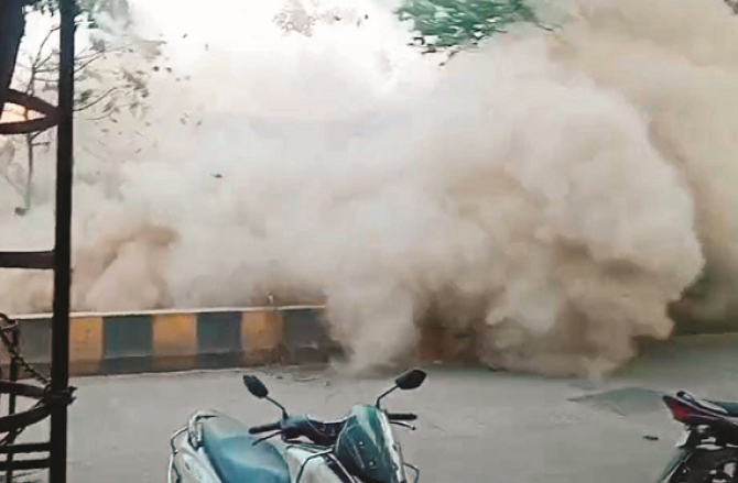 بھیونڈی : بغیر حفاظتی اقدامات کئے خستہ حال عمارت کا انہدام!