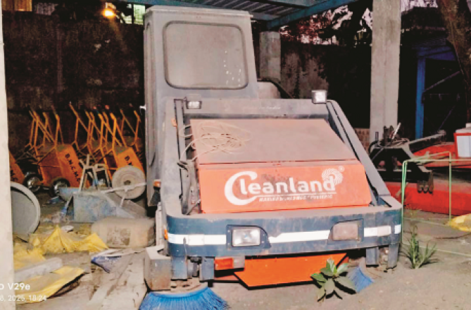 بھیونڈی: سڑکوں کی صفائی کرنے والی مشین دھول چاٹ رہی ہے!