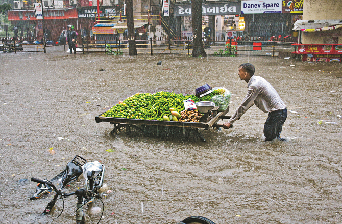 سیلاب، بارش اور گرمی سے کاروبار کو نقصان،چھوٹے تاجروں کیلئے کلائمیٹ انشورنس ضروری