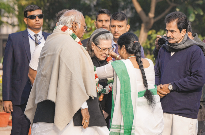 یوم ِتاسیس پرکانگریس کاجدوجہد جاری رکھنے کاعزم، بی جے پی پر تنقیدیں