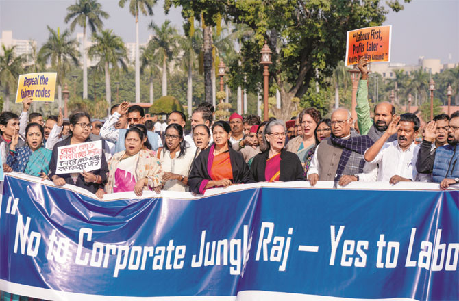 مودی سرکار کے وضع کردہ نئے لیبر کوڈ کیخلاف  پارلیمنٹ کے احاطہ میں اپوزیشن کا احتجاج