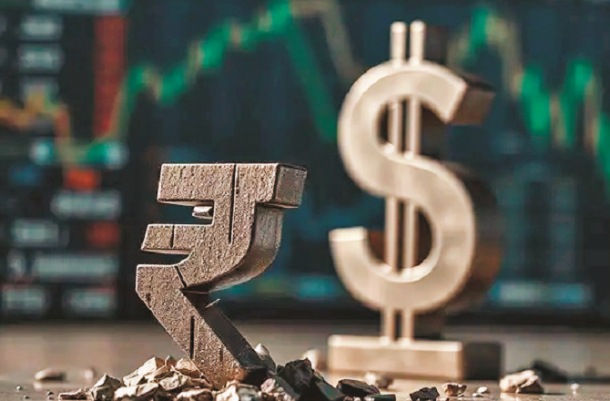 ہندوستانی روپے کیلئے سال ِ رفتہ اُتار چڑھاؤ سے پُر رہا، ڈالر کے مقابلے یہ ۱۲ء۵؍ فیصد کمزور ہوا