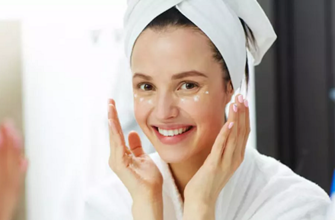 نہانے کے فوراً بعد چہرے پر اِن چیزوں کو نہیں لگانا چاہئے