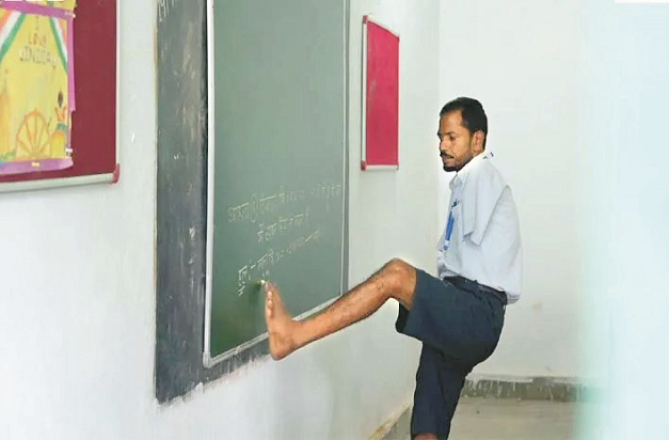 پیدائشی طور سے ہاتھوں سے محروم گلشن لوہار نے اپنی ذہانت، حوصلے اور عزم سے’معذوری‘ کو ہرادیا