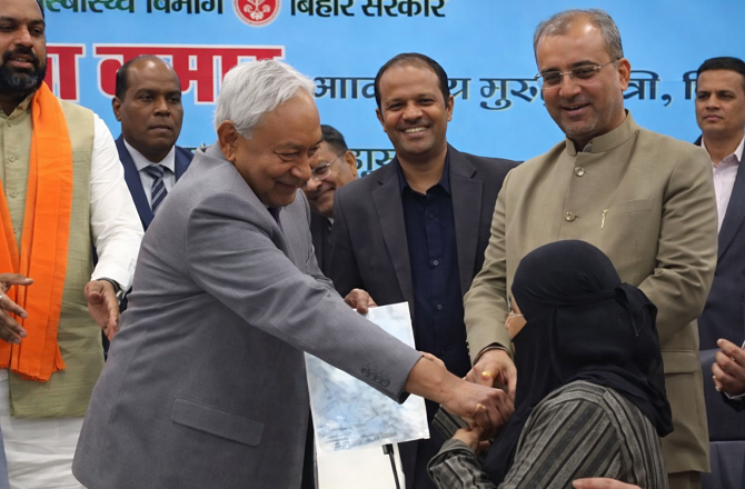 نتیش کمار کی حجاب کھینچنے کی حرکت پر چوطرفہ تنقید، استعفیٰ کا مطالبہ