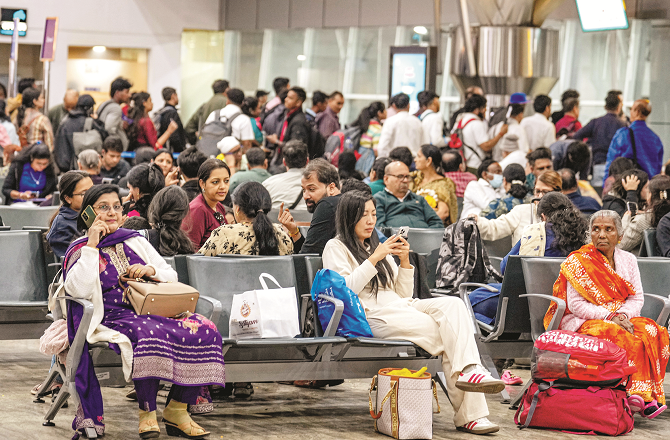 انڈیگو کی۴۰۰؍پروازیں منسوخ، ایئر پورٹس پر افراتفری، یہ صورتحال آج بھی برقرار رہ سکتی ہے