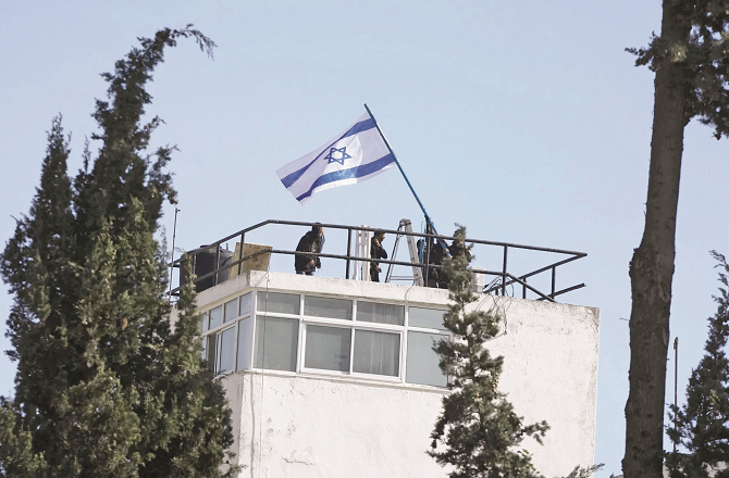 یروشلم: اسرائیلی فورسیز کا انروا کے دفتر پر دھاوا، اقوام متحدہ کا پرچم ہٹادیا 