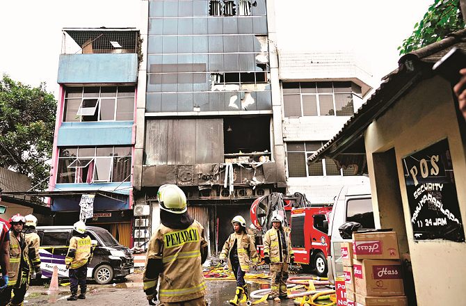 انڈونیشیا کے دارالحکومت جکارتہ میں ۷؍ منزلہ عمارت میں آتشزدگی،۲۲؍ افراد جاں بحق