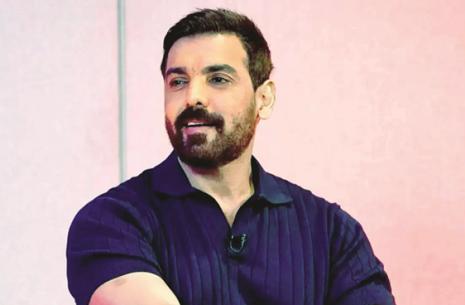 جان ابراہم منفی رول میں بھی ہیرو جیسی شخصیت نظر آتے ہیں