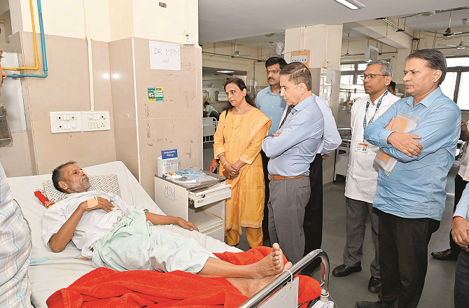 میونسپل کمشنر بھوشن گگرانی نےکوپراسپتال کاجائزہ لیا، مختلف شعبوںکا دورہ کیا 