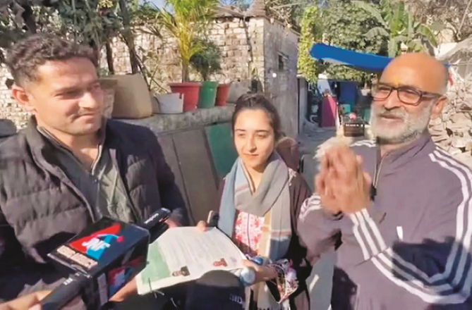 کشمیری صحافی کو زمین دینے والے کلدیپ شرما کو۱۰؍ مرلہ زمین تحفے میں دینے کا اعلان 