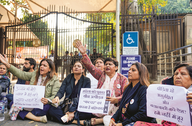 حیرت انگیز!  آبروریزی کے مجرم کلدیپ سینگر کی حمایت میں احتجاج کی کوشش