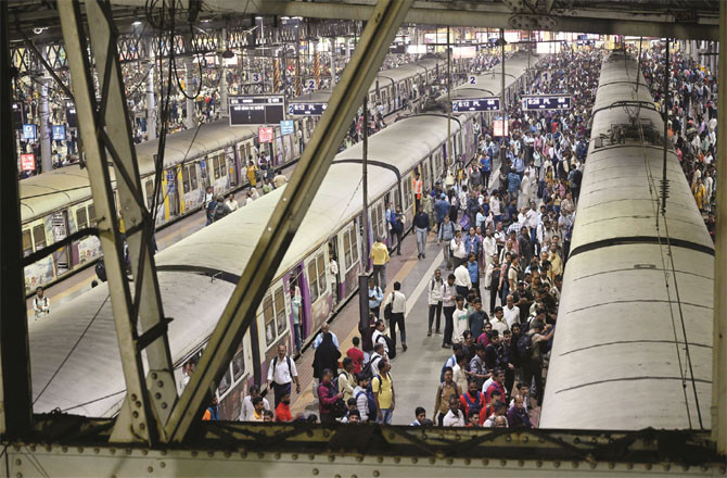 لوکل ٹرینوں کے مسافروں کی حفاظت اورسہولت کیلئے کام میں تیزی کا دعویٰ 