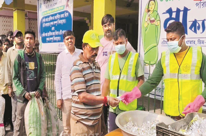 مغربی بنگال : پلاسٹک کا کچرا جمع کرانے پر ’ماں کینٹین‘ سے مفت کھانے کی سہولت