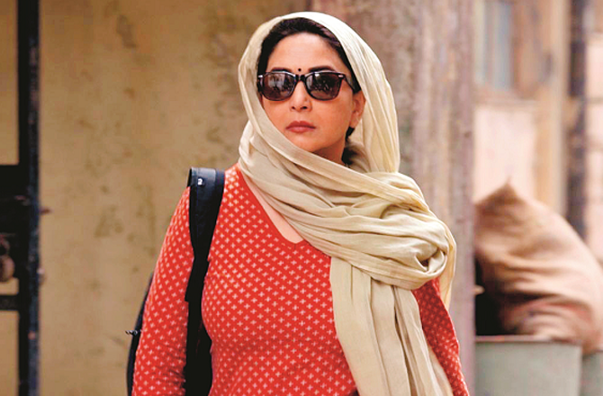 مسز دیشپانڈے: مادھوری دکشت کے کاندھوں پر ٹکی مایوس کن سیریز