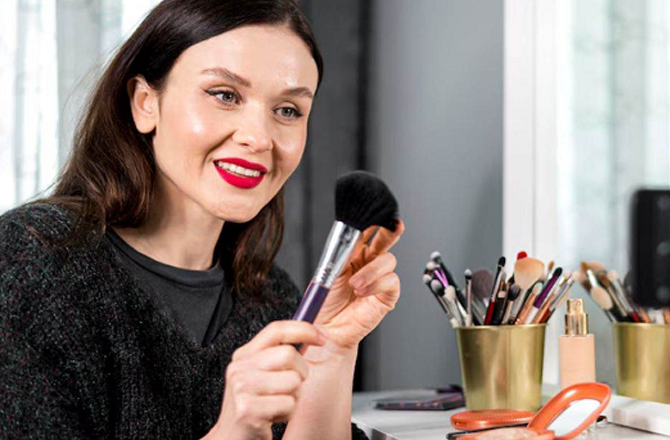 سالِ رفتہ ۲۰۲۵ء: پانچ میک اَپ لُکس جو نوعمر لڑکیوں میں مقبول ہوئے