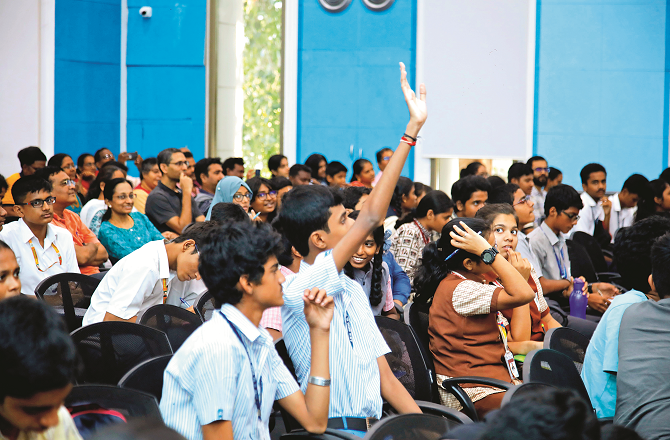 نوجوانو! مایوس ہرگز نہ ہوں، مطالعہ، فہم و ادراک اور حکمت سے کام لیں