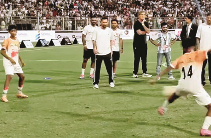 وانکھیڈے اسٹیڈیم میں لیونل میسی کودیکھ کر شائقین خوشی سے سرشار