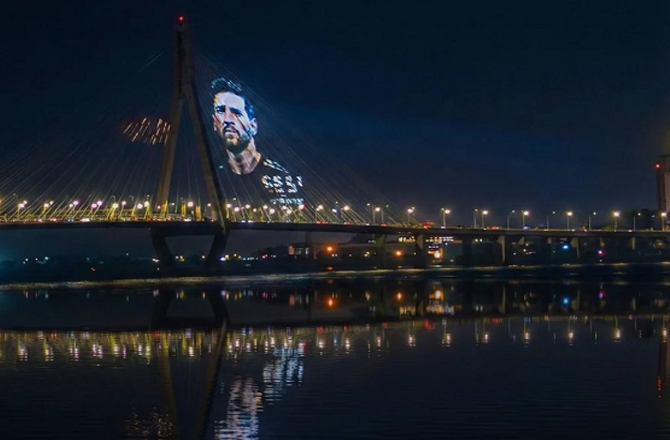 میسی کی ممبئی آمد، ورلی سی لنک کو سجایا گیا، لوکل ٹرینوں میں شائقین کی بھیڑ