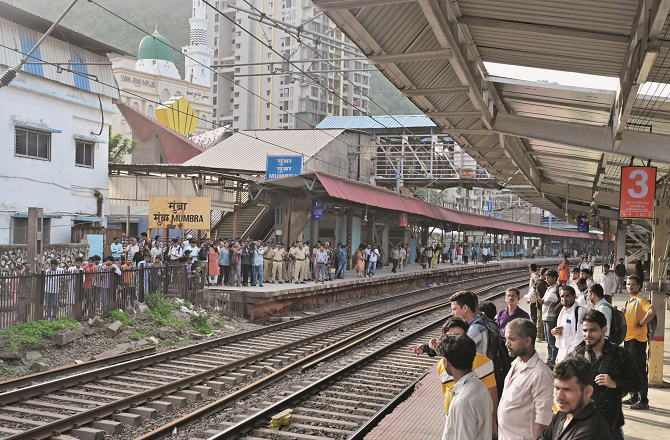 ممبرا اسٹیشن پرامسال اب تک محض ۴۸؍ فاسٹ ٹرینیں رکیں