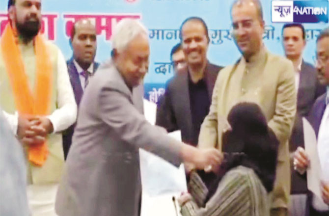 نتیش کمار کی حجاب کھینچنے کی حرکت  پر چوطرفہ تنقید، استعفیٰ کا مطالبہ