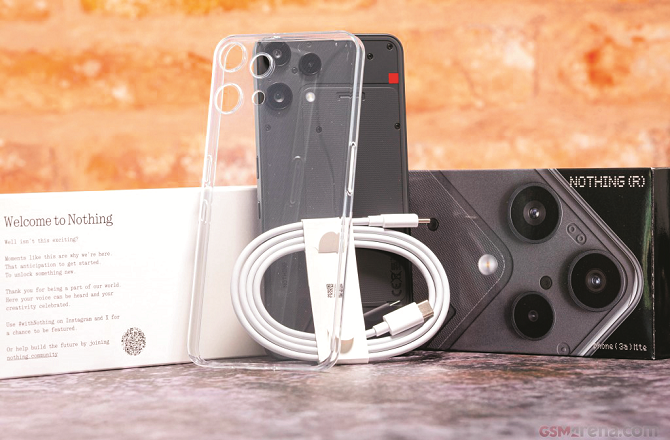 نتھنگ ۳؍اے لائٹ فون میں بھی بہت کچھ ہے